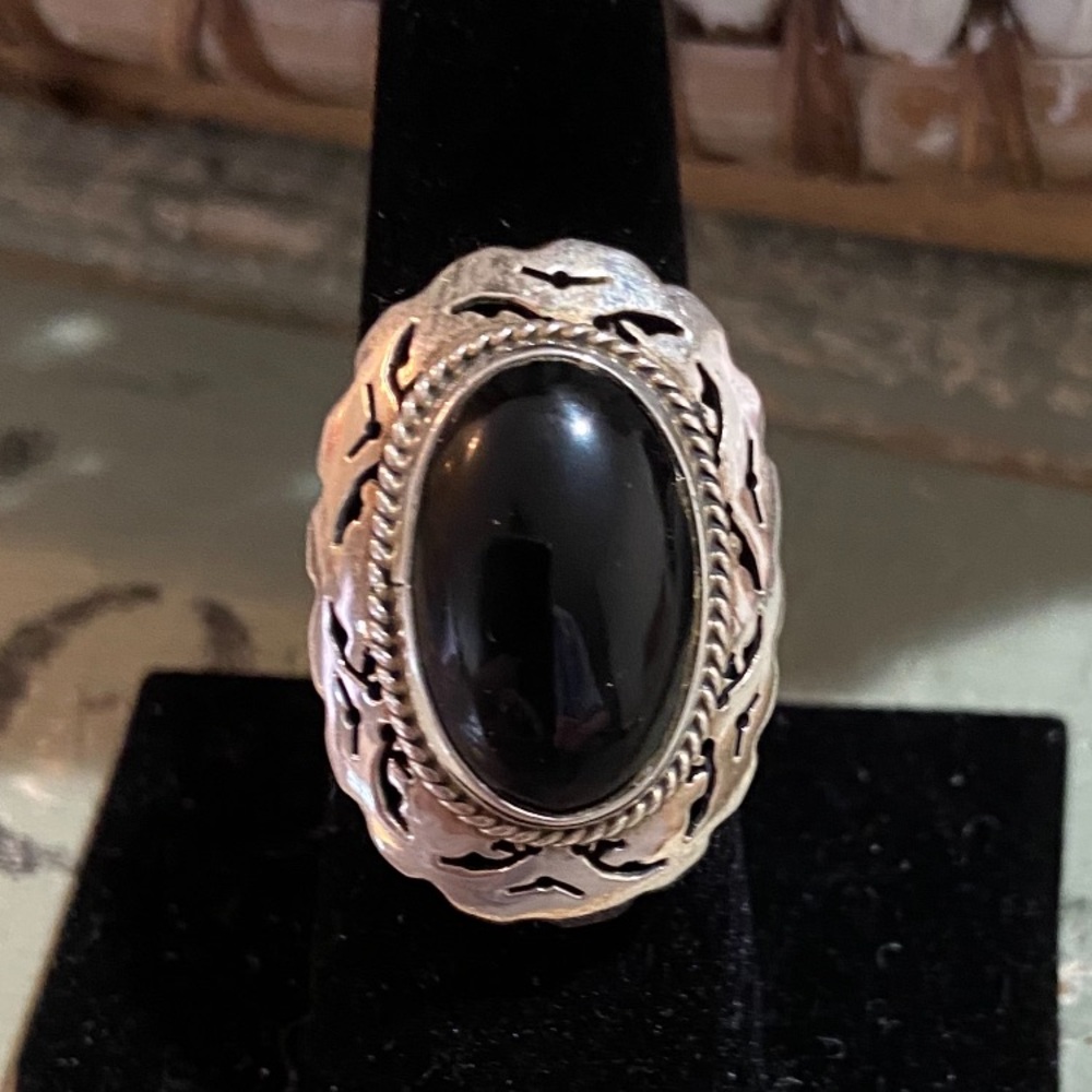 Vintage Elegant Silver and Black Onyx Ring - Picture 2 of 6